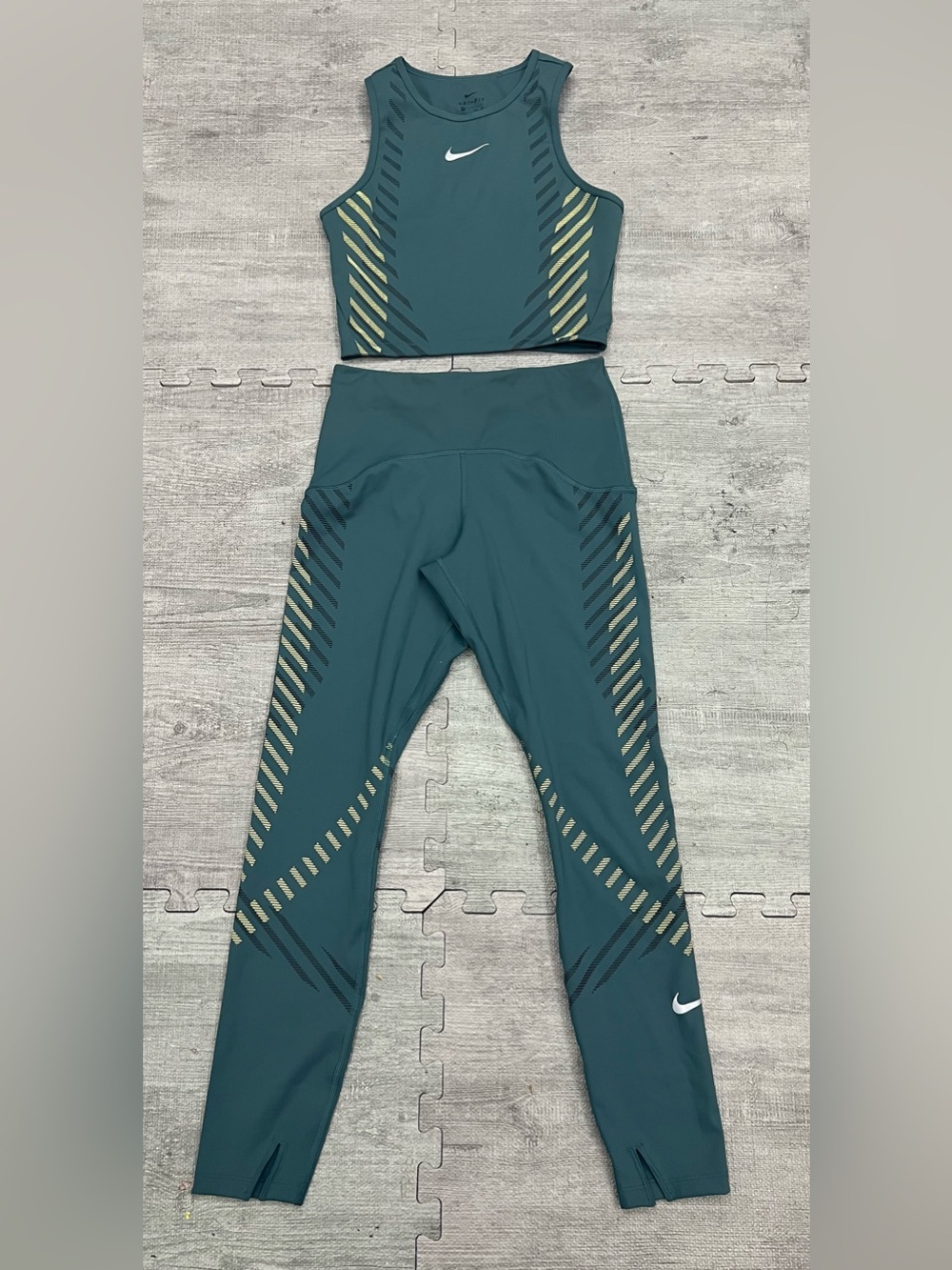 Nike Dri-FIT Women's 2-Piece Tank & Leggings Set Green XS Breathable